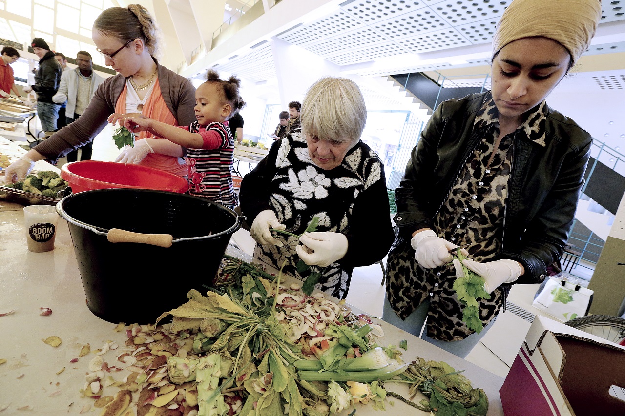 Francia önkéntesek segítenek feldolgozni kidobás elől megmentett ételeket (FRANCOIS NASCIMBENI / AFP)