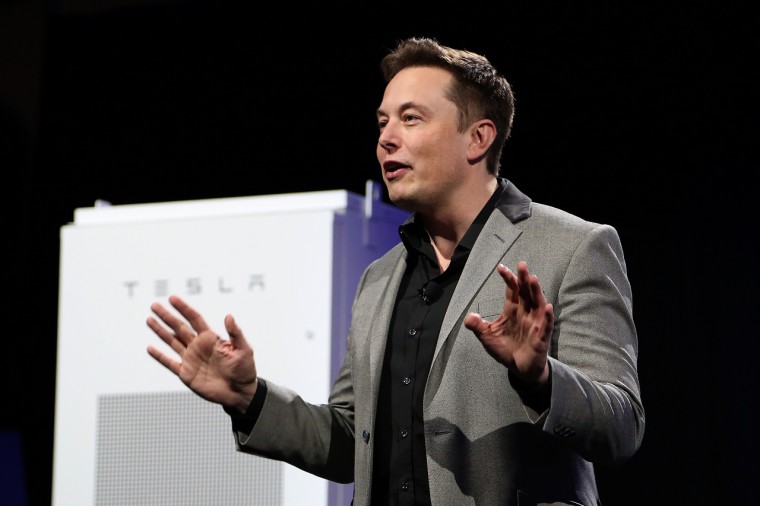 Elon Musk és egy Powerpack (AFP)