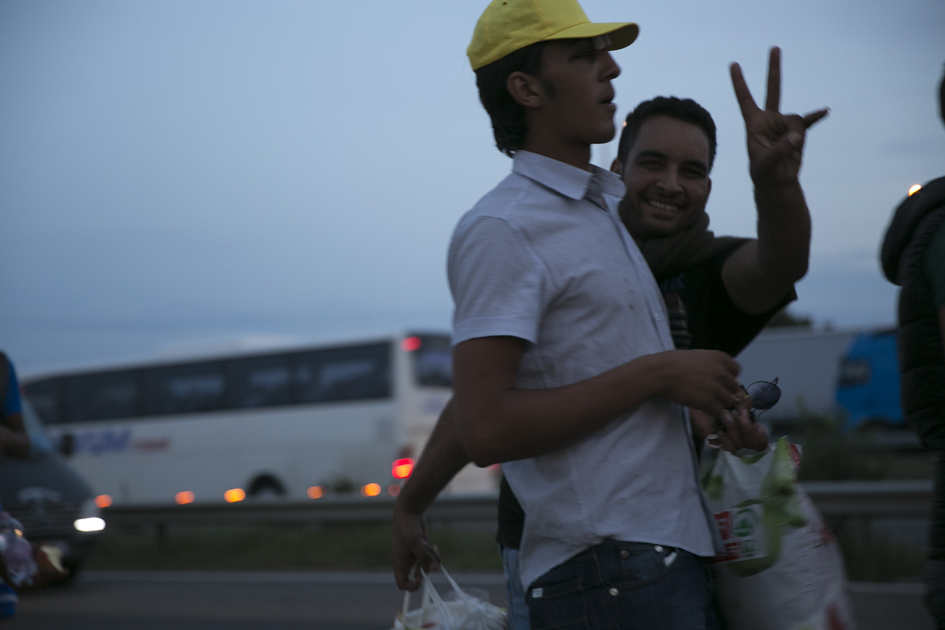 Menekültek az M1-es autópálya mentén, a Sasfészek pihenőnél.