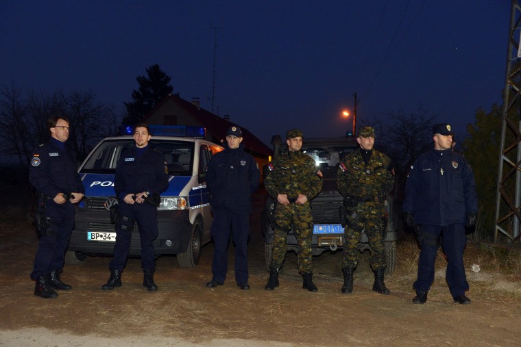 Német rendőrök (b, b2), szerb határőrök (b3,j) és csendőrök (j2,j3) a szerb-magyar határ közelében február 13-án – Németországból húsz rendőr érkezett az országhatárra, akik a Koszovóból az EU-ba útnak indult menedékkérők ellenőrzésében segítenek (Fotó: Molnár Edvárd / MTI)