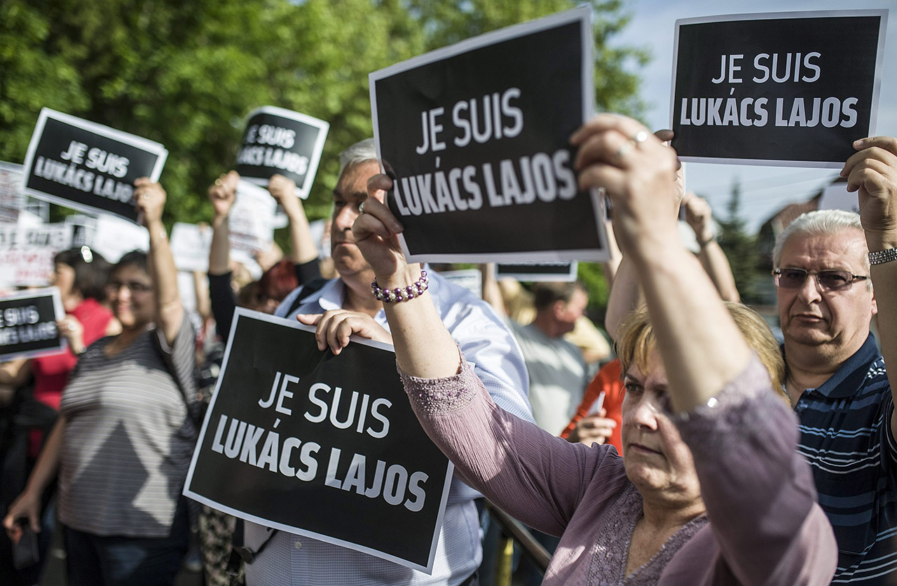 Lukács Lajos iskolaigazgatóért demonstráltak Kecskeméten