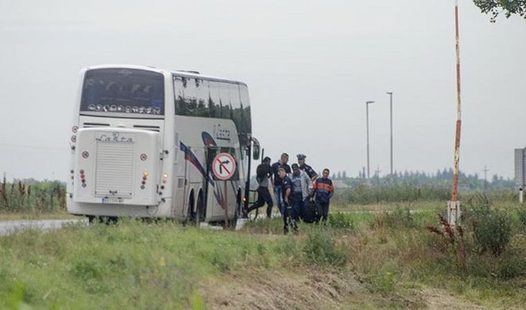 Szerb rendőrök igazítják útba Magyarország felé a menekülteket a Tisza árterében. A Délmagyarország fotója, a lap engedélyével.