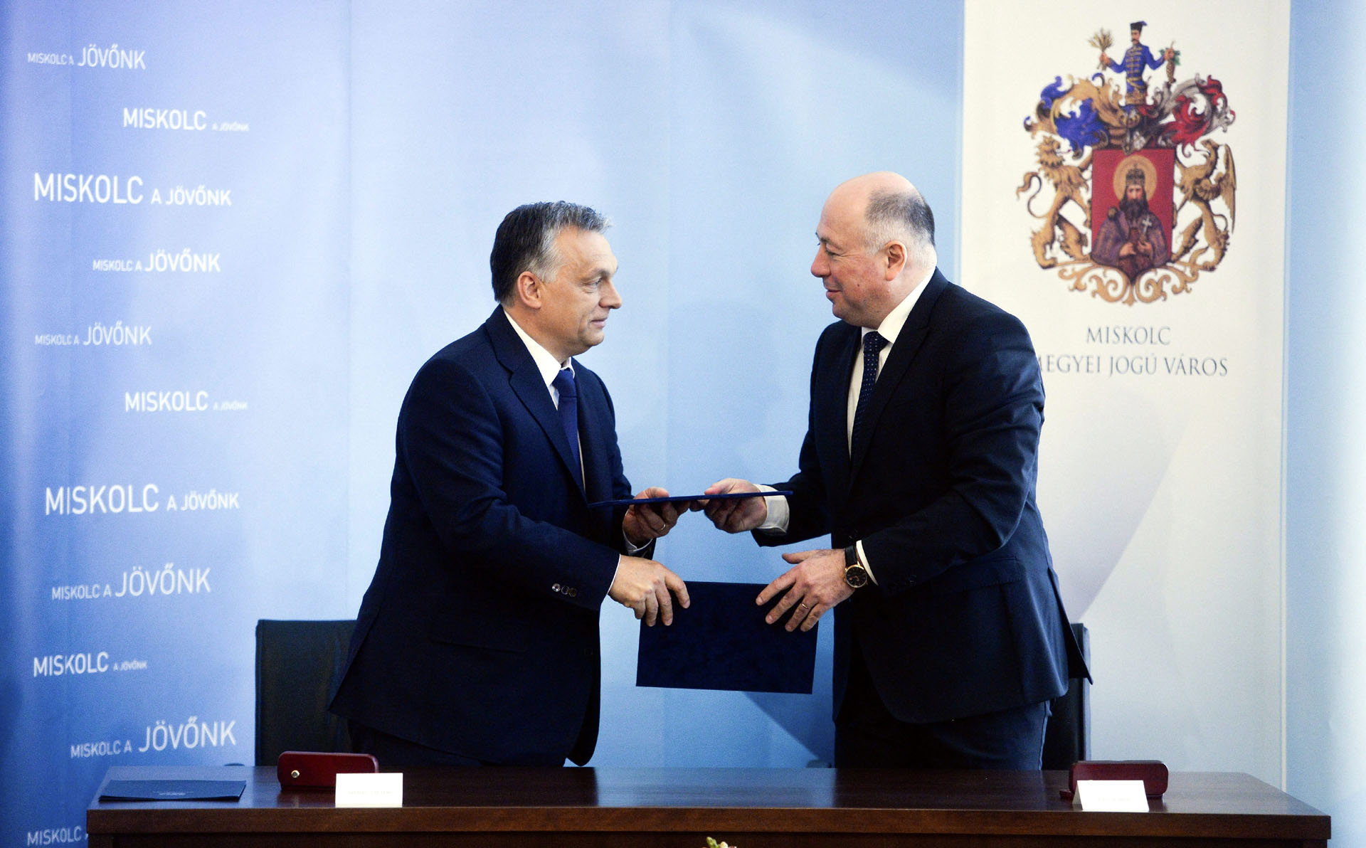 Orbán Viktor iniszterelnök és Kriza Ákos polgármester a fejlesztési megállapodás aláírása után a miskolci városháza dísztermében. MTI Fotó: Koszticsák Szilárd