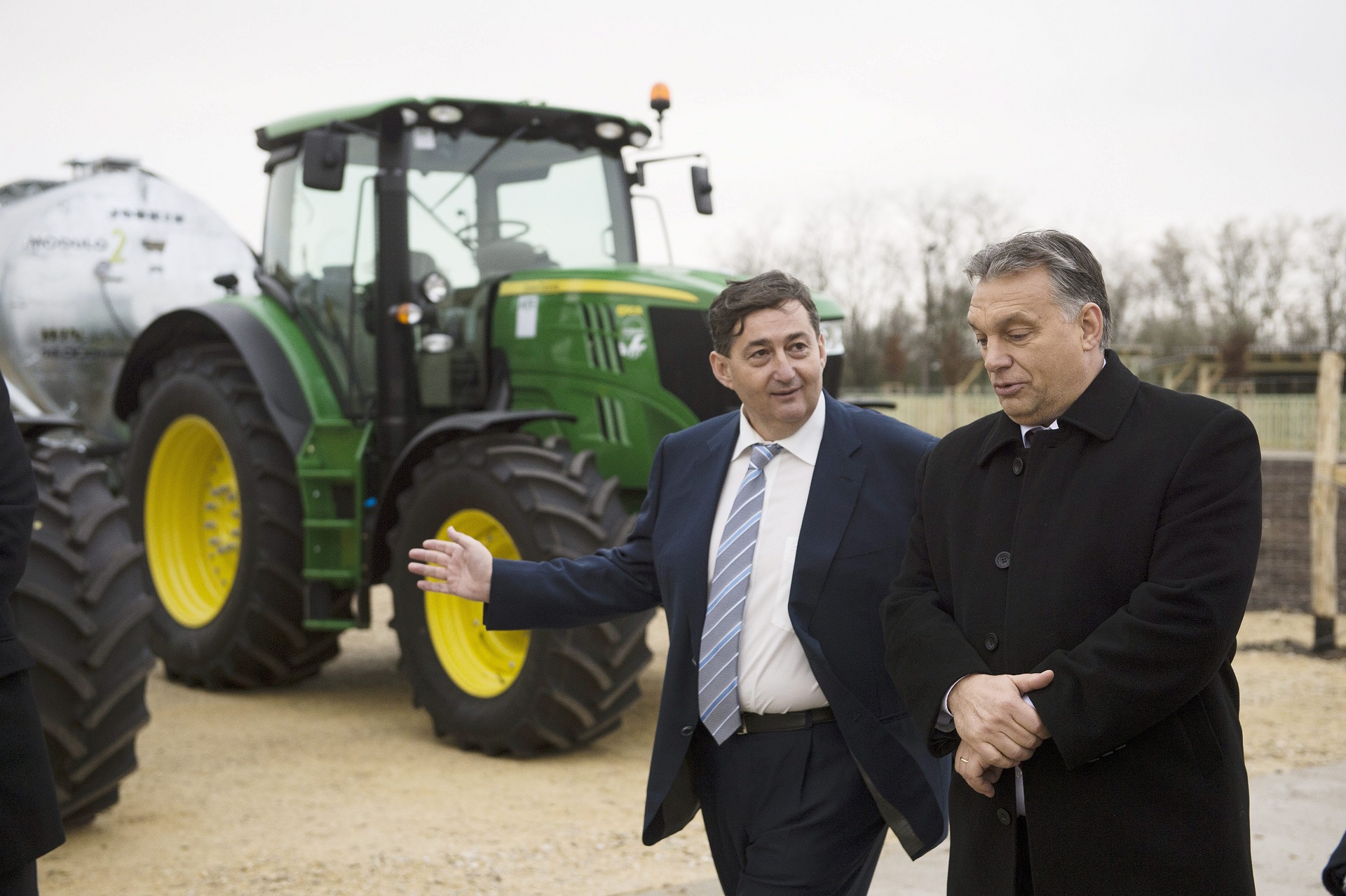 Orbán Viktor miniszterelnök és Mészáros Lõrinc (Fidesz-KDNP) felcsúti polgármester a Búzakalász 66 Felcsút Kft. bányavölgyi mangalicatelepének avatásán a Fejér megyei Alcsútdobozon 2014. november 18-án (Fotó: Koszticsák Szilárd / MTI)