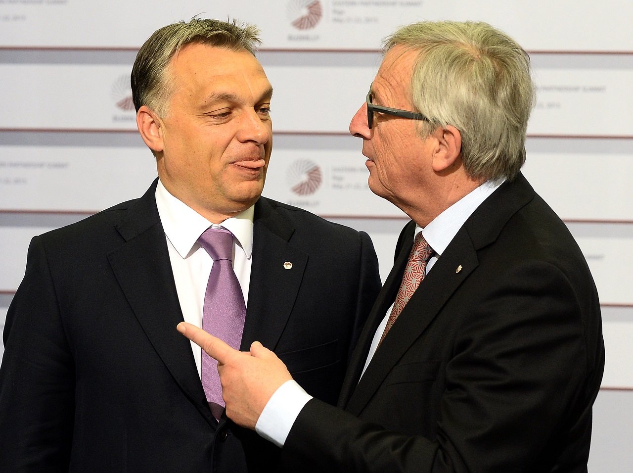 Orbán kiöltötte a nyelvét Junckerre