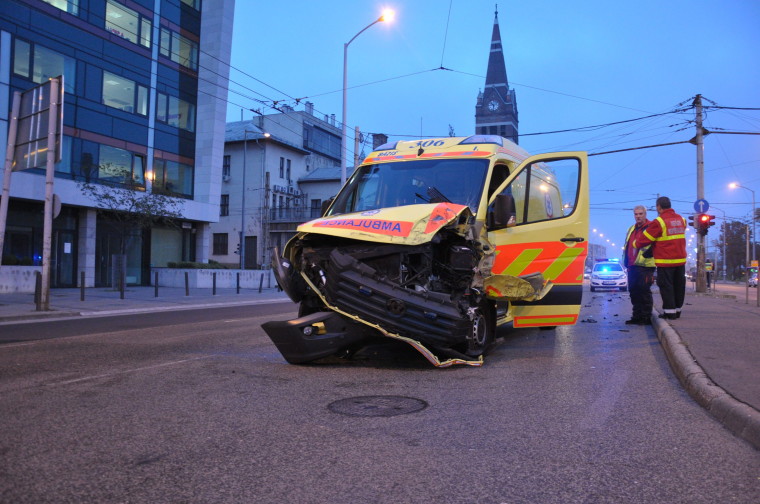 Összeütközött egy mentõautó és egy személyautó Budapest