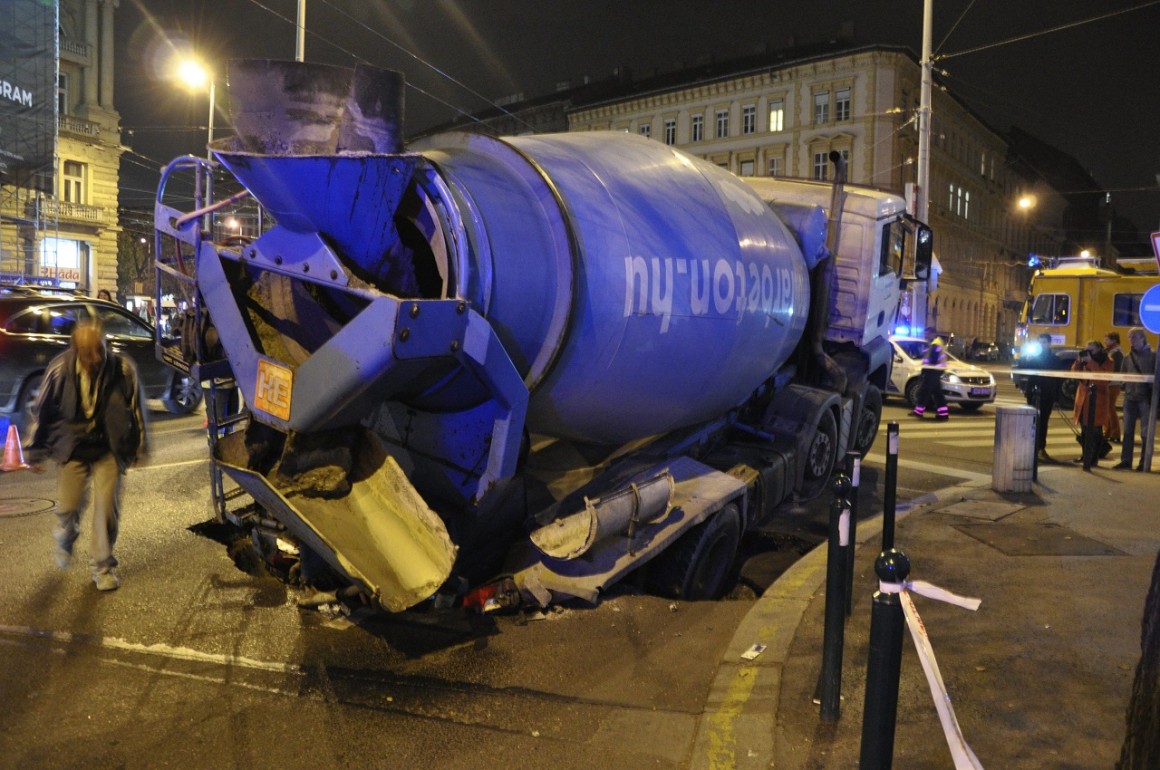 Beszakadt az úttest egy teherautó alatt Budapesten