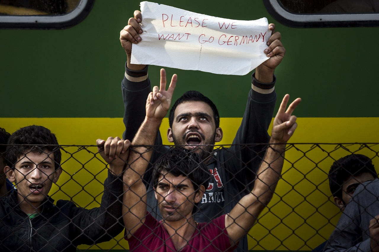 A bicskei állomáson lázongó menekültek. MTI Fotó: Mohai Balázs