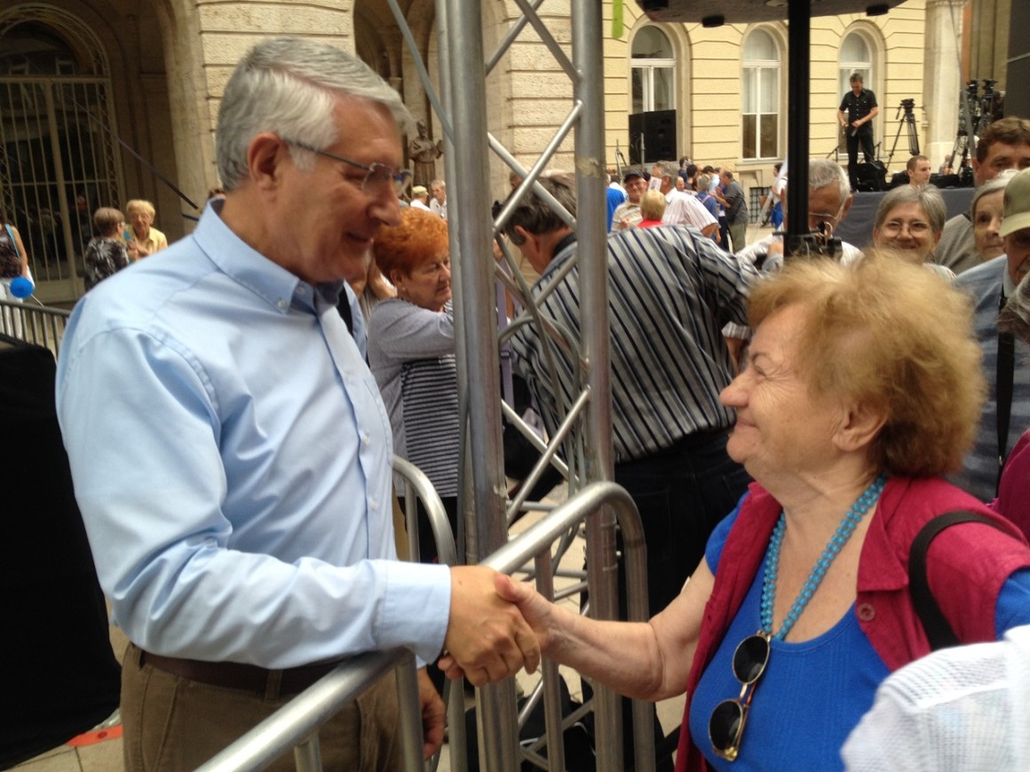 falus ferenc kézfogás