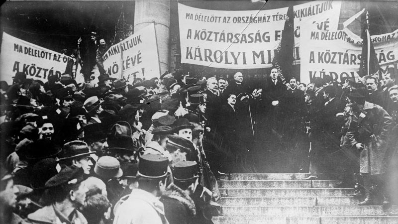 Az első magyar köztársaság kikiáltása - a konzervatív sajtóban - Pendulum
